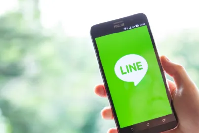 LINEの画面が表示されたスマホを持つ画像