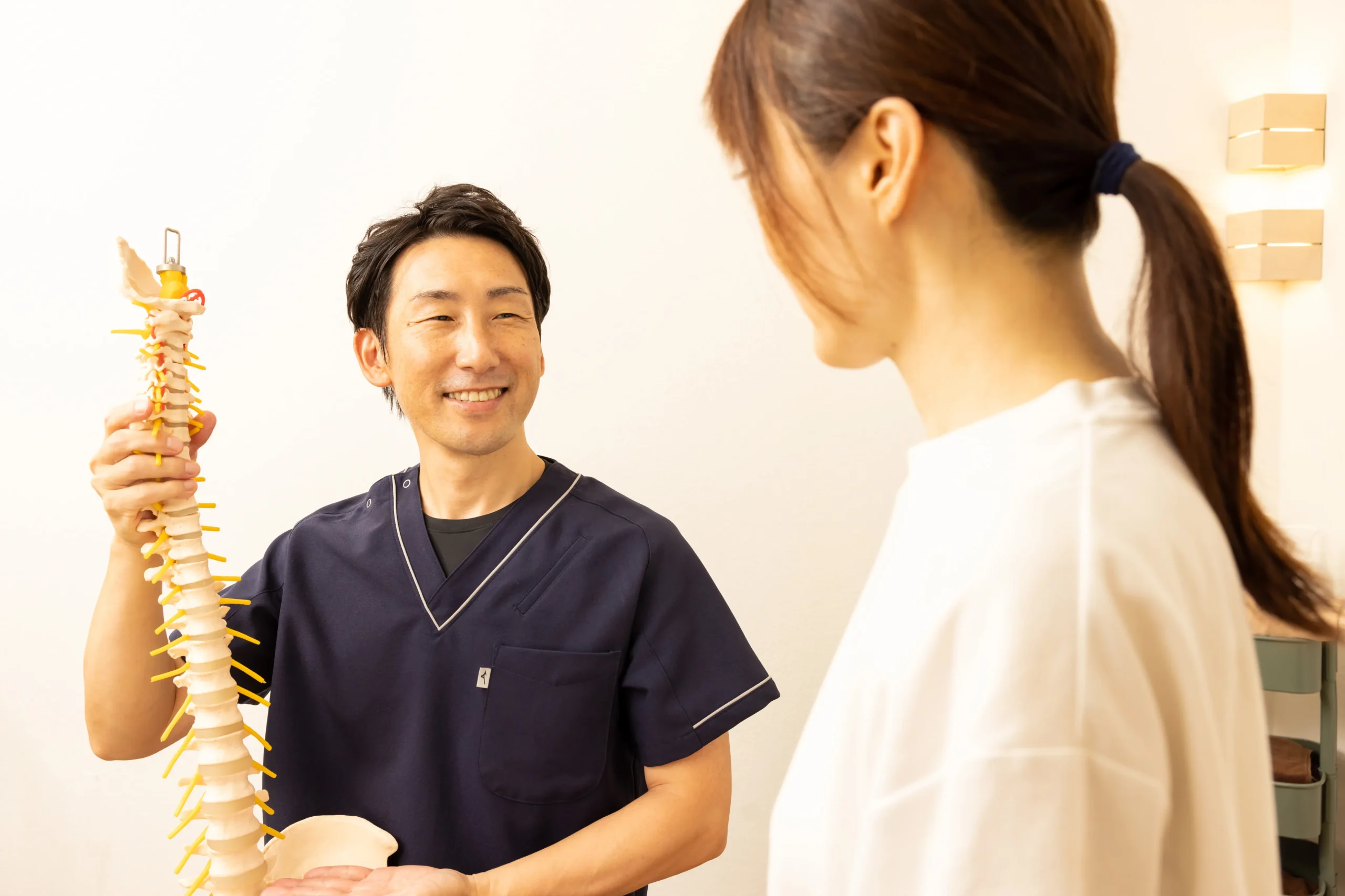 鏡を見て体型を気にしている女性