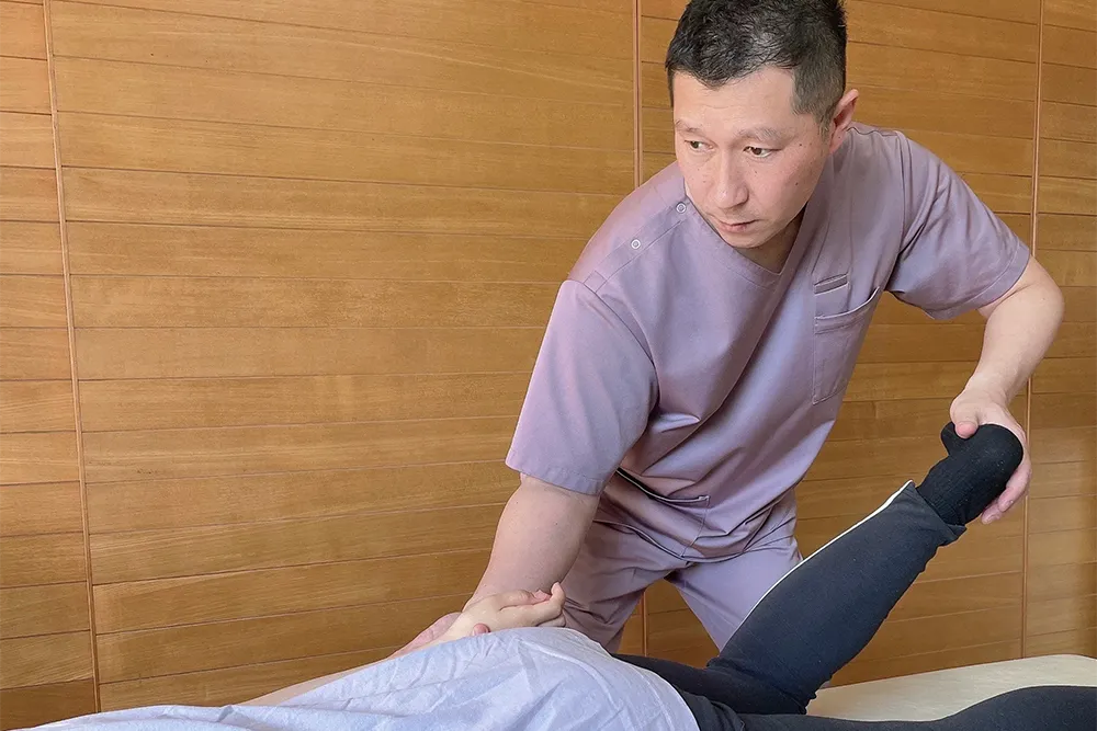 整体施術を行う整体師