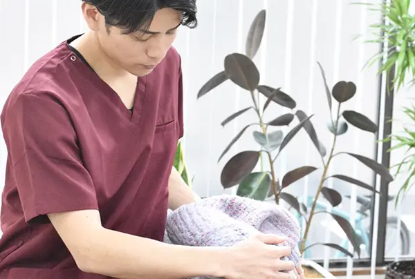 女性が施術を受けている写真