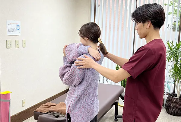 女性が施術を受けている写真