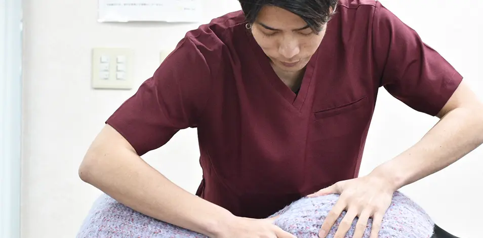 筋肉をほぐしている様子