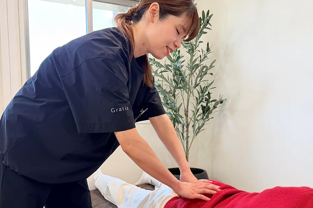 女性が施術を受けている写真