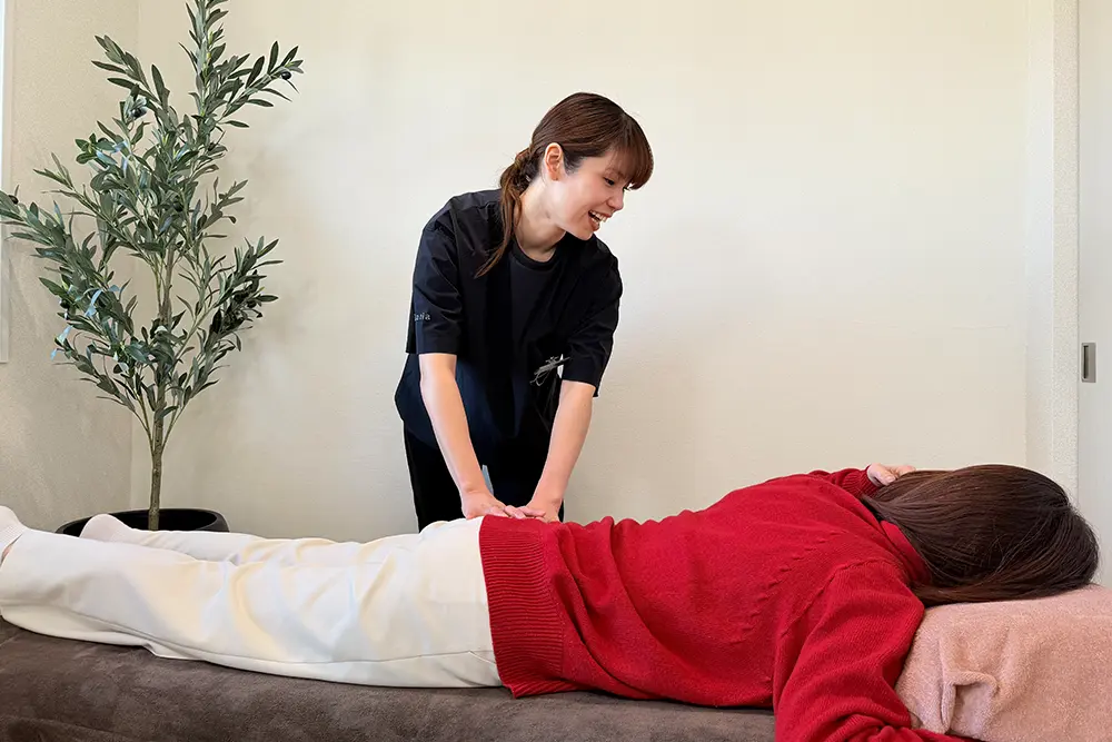 女性が施術を受けている写真