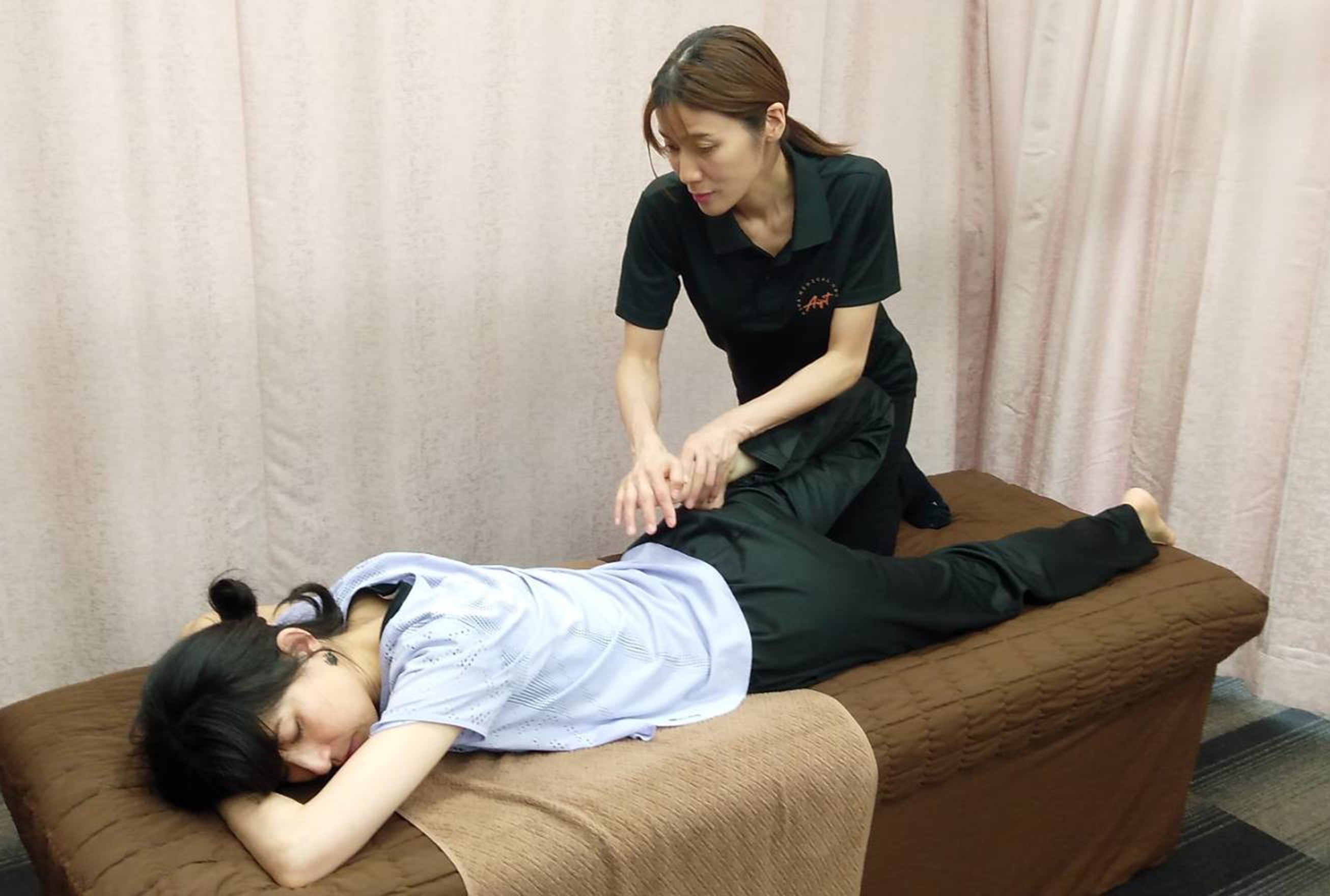 女性が施術を受けている写真