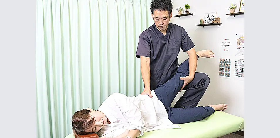 女性が施術を受けている写真