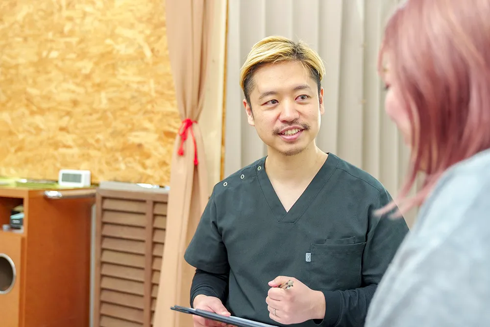 問診を受けている女性画像