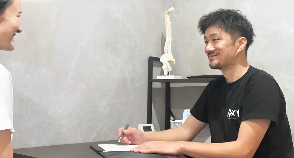 カウンセリングを行う整体師