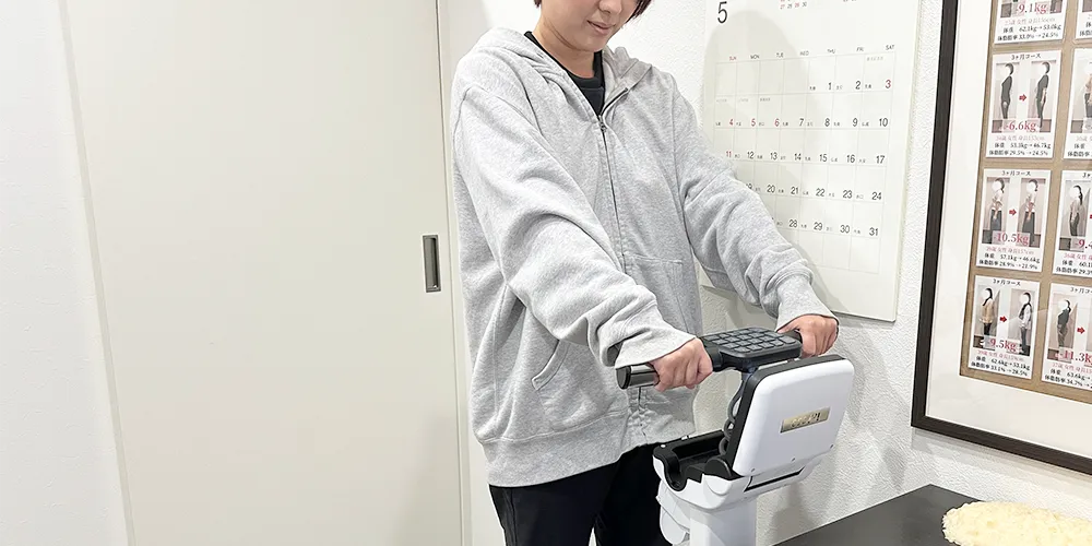 身体の測定をする女性