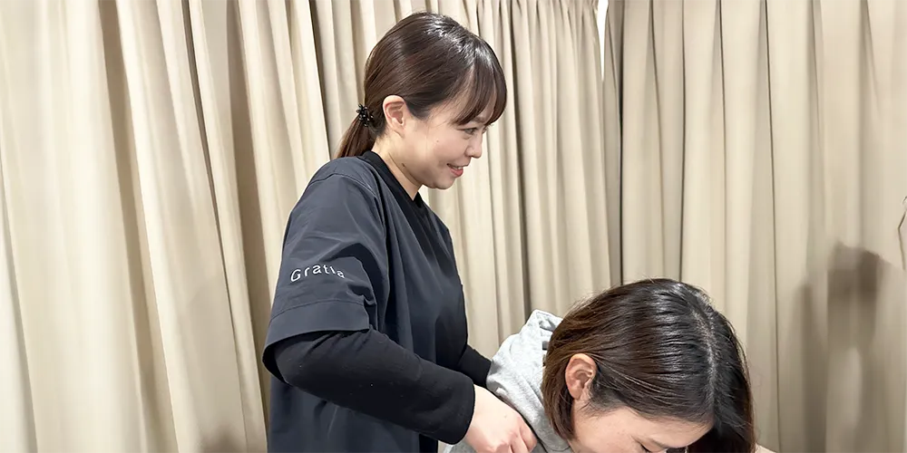 整体施術を行う整体師