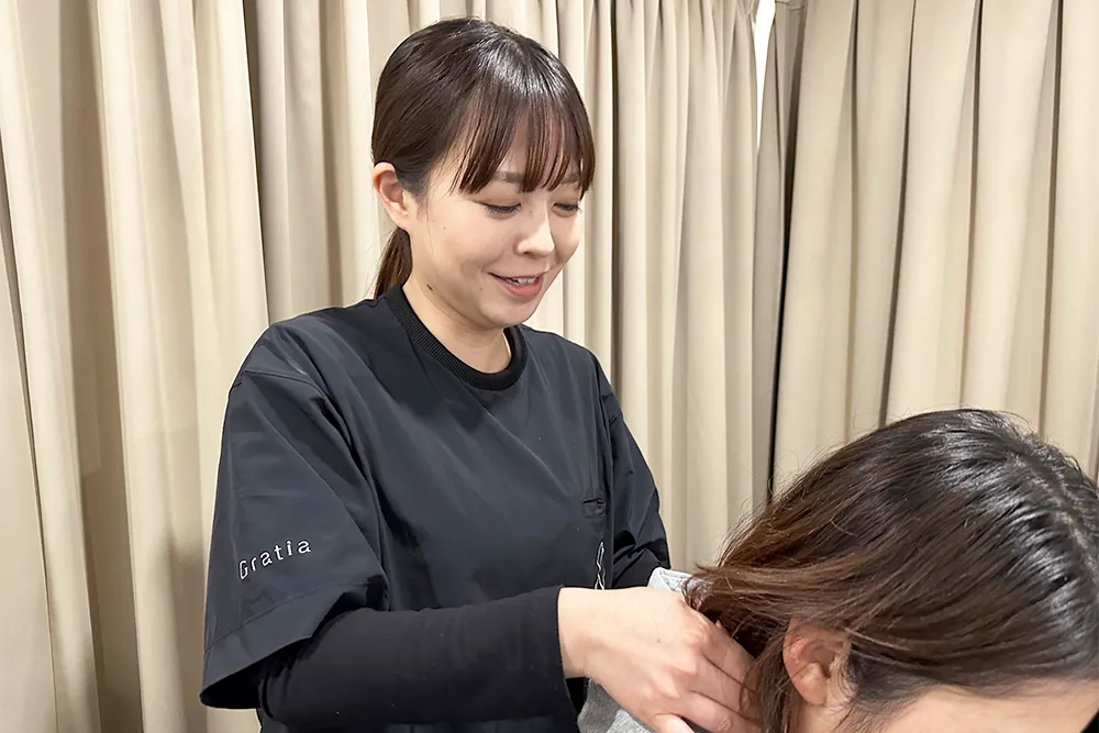 女性が施術を受けている写真