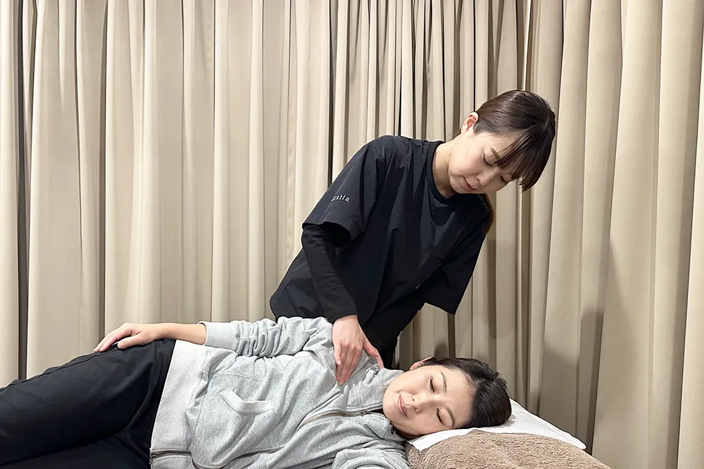 女性が施術を受けている写真