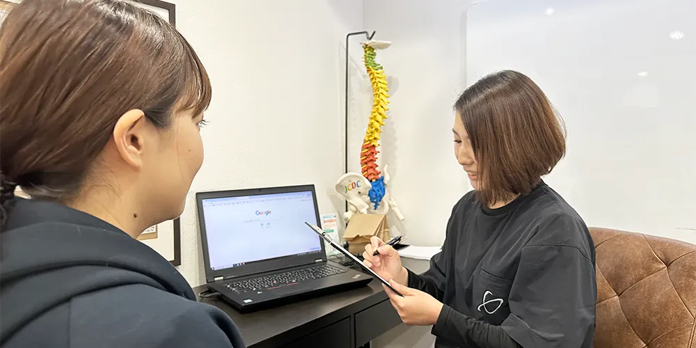 今後の説明を行う整体師