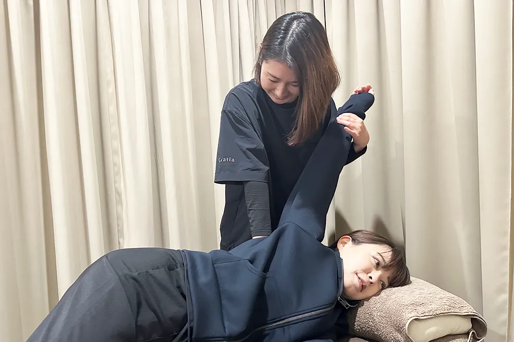 女性が施術を受けている写真