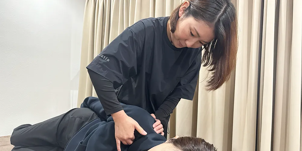 筋肉をほぐしている様子