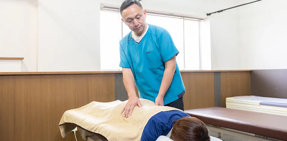 女性が施術を受けている写真