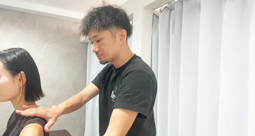 女性が施術を受けている写真