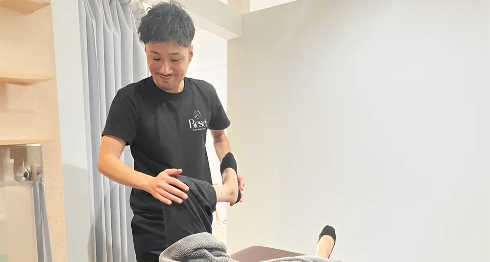 女性が施術を受けている写真