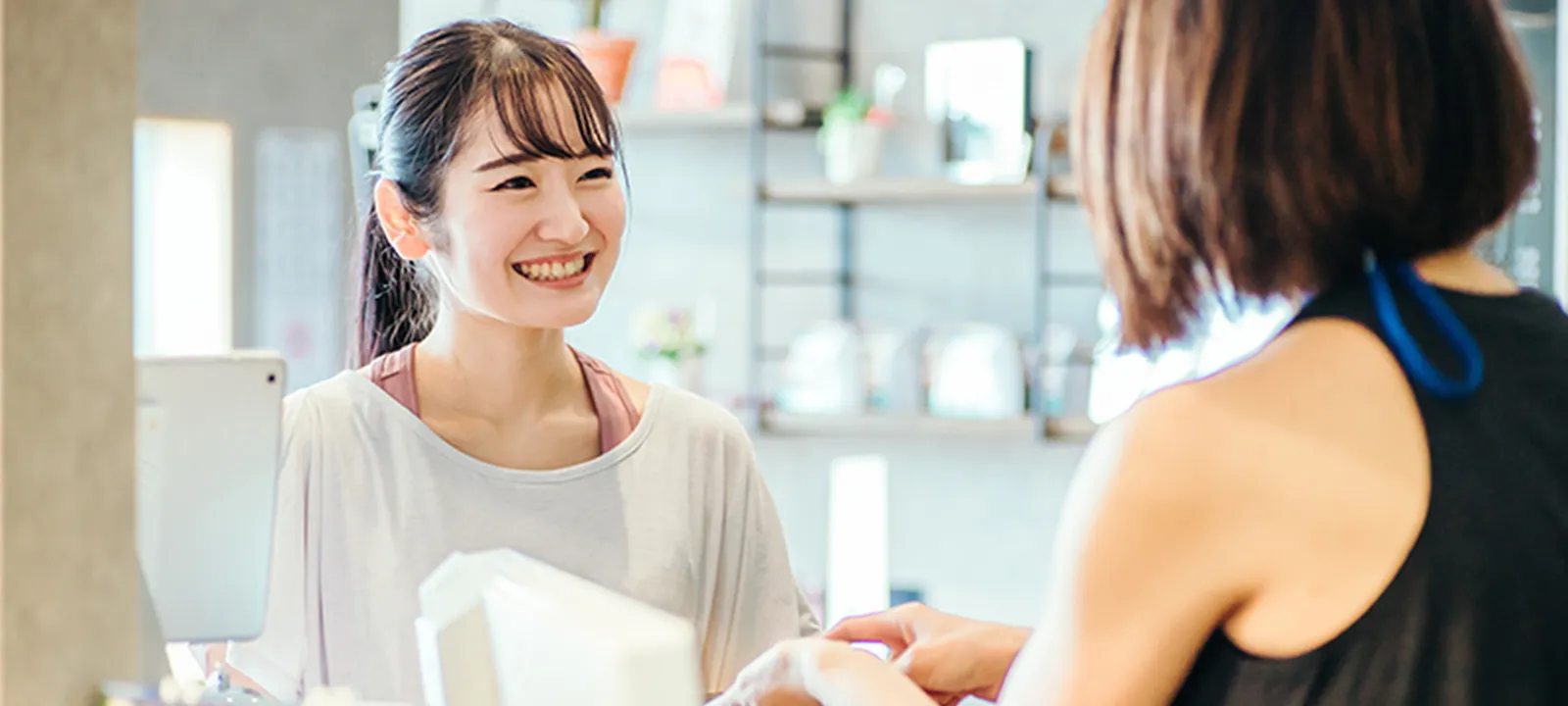 今後の説明をする女性