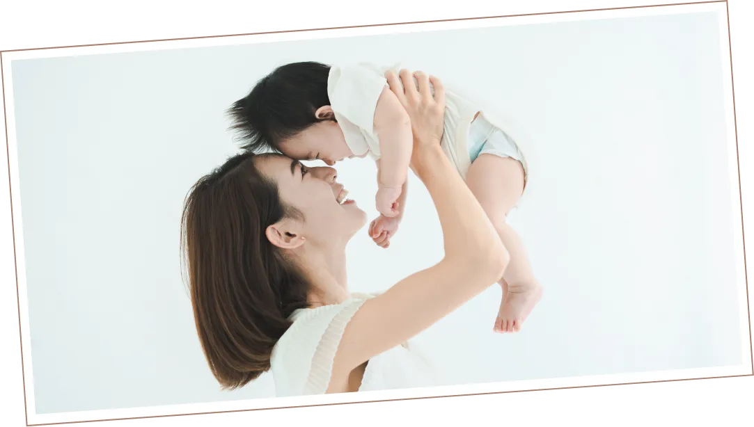 赤ちゃんを抱っこする女性