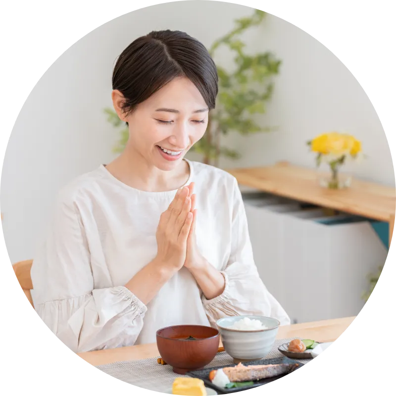鏡を見る女性