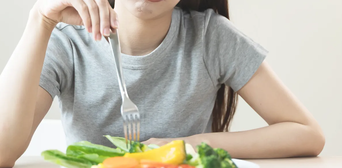 食事制限をしている女性